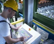 Pianifica il lavoro in officina meccanica